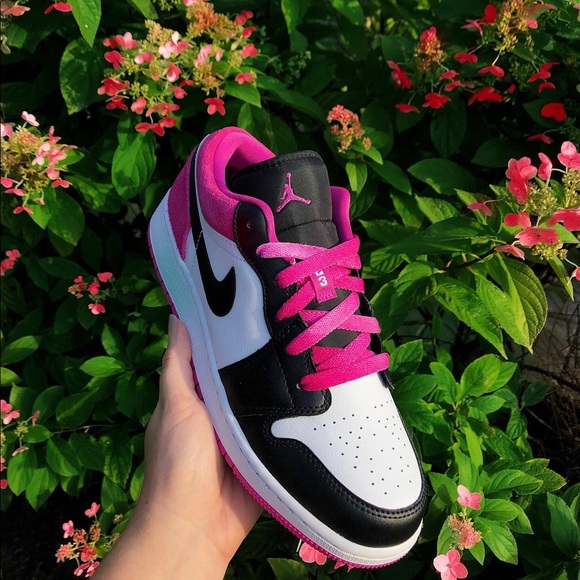 Jordan 1 Low Black Active Fuchsia GS - Picture 2 of 2